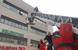 4.kattan düşmek üzere olan kadını itfaiye böyle kurtardı