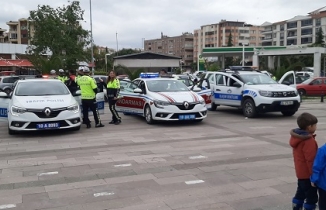 Edremit'te trafik haftası: Çocukları trafik araçlarına ilgisi büyük oldu.