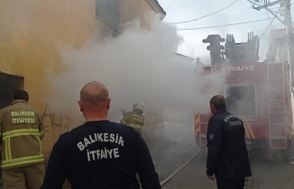 Edremit’te tinerciler metruk evi yaktı BALIKESİR
