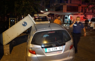 Edremit’te elektrik trafosu patladı, pano aracın üstüne devrildi