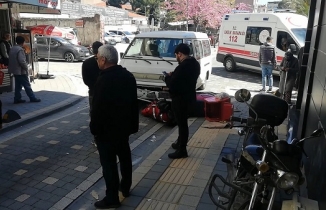 Edremit'te minibüsün altına giren kurye hastaneye kaldırıldı   BALIKESİR