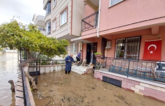 Edremit'te selde mahsur kalanların yardımına itfaiye merdiven ile yetişti