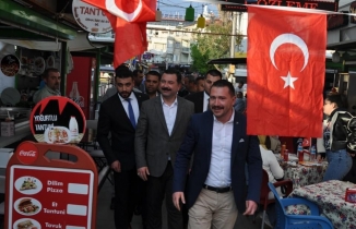 Havran'da gençler, Balıkesir MHP Milletvekili Ekrem Gökay Yüksel'e çiftetelli oynattılar