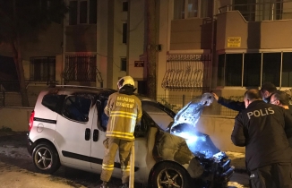Balıkesir’in Edremit ilçesinde park halinde yanan araç, önündeki aracın da kısmen yanmasına neden oldu.