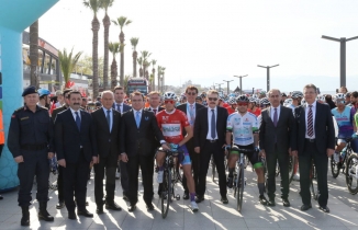 160 sporcunun katıldığı 57. Cumhurbaşkanlığı Türkiye Bisiklet Turu Akçay'dan start aldı BALIKESİR