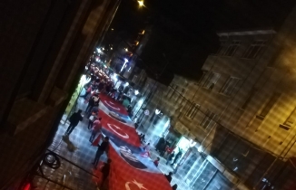 Edremit'te fener alayında onlarca metre Türk Bayrağı ve Atatürk posteri göz kamaştırdı