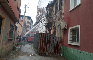 Edremit’te metruk binayı yaktılar 