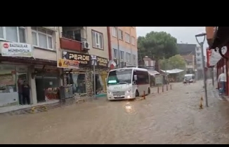 Edremit'te 5 dakika sağanak yağış yollar göle döndürdü