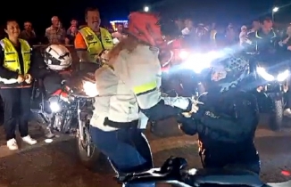 Edremit’te motor tutkunu genç, kız arkadaşına meydanda evlilik teklif etti
